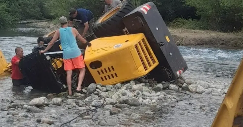 Lograron rescatar la máquina que había caído en el río Azul