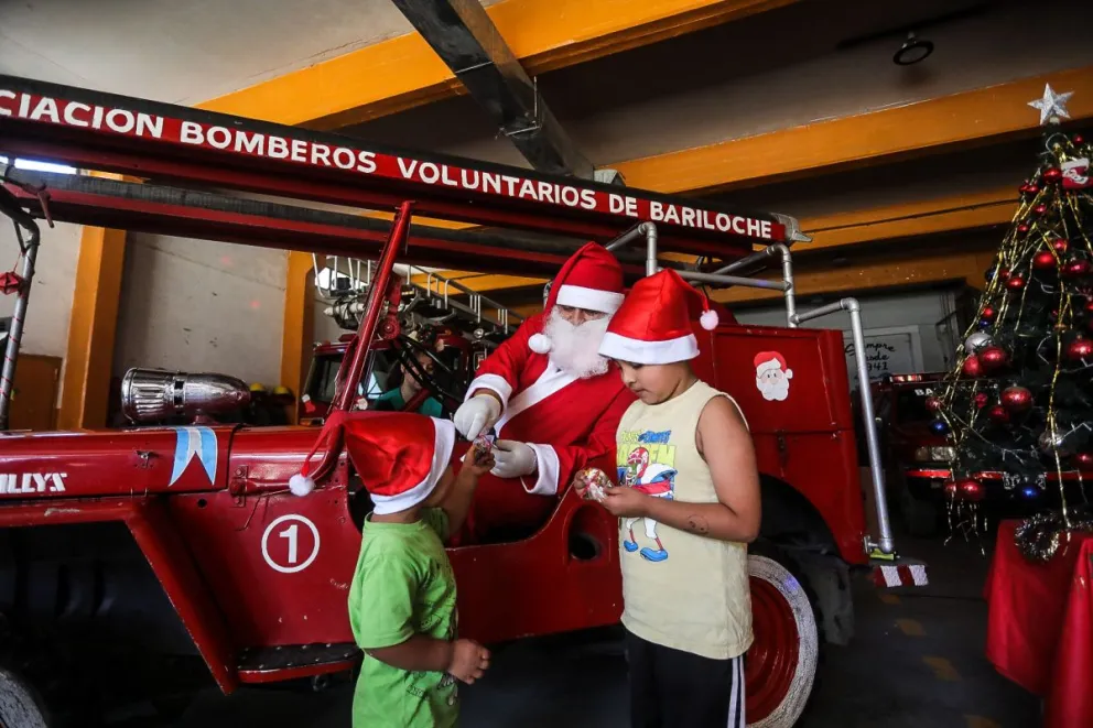 Papa Noel, cambia el trineo por el camión de Bomberos para recorrer los barrios de Bariloche. Foto de archivo: Facundo Pardo 