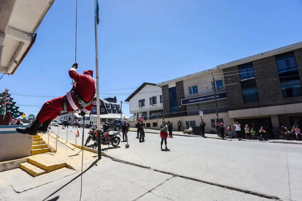Cuando Papa Noel bajó del cuartel de Bomberos Voluntarios Bariloche. Foto de Matías Garay,