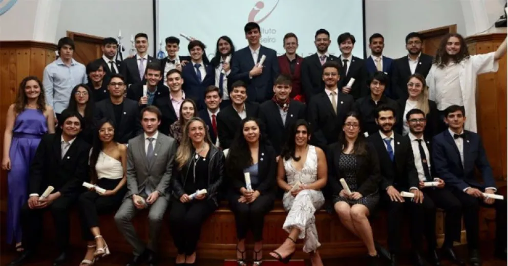 Recibieron sus diplomas nuevos profesionales de Física e Ingeniería