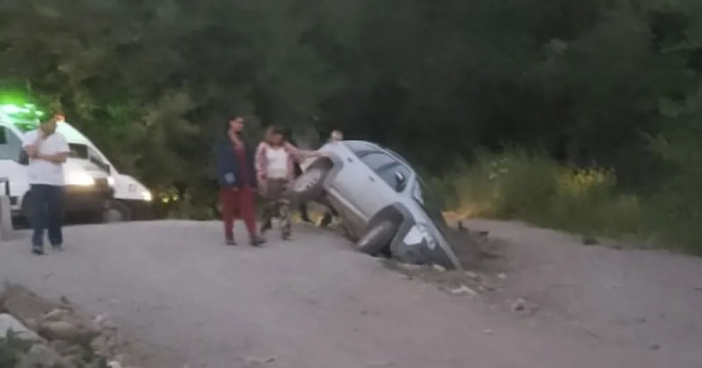 Por esquivar a un nene en bicicleta, terminó adentro de un canal