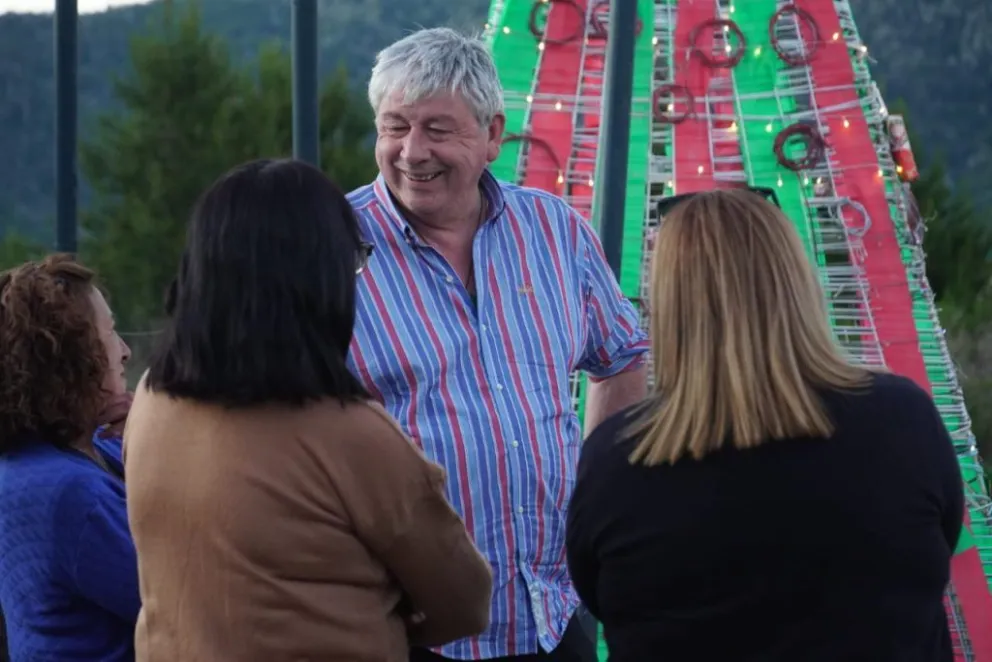 El intendente de la ciudad se acercó hasta El Pilar I para encender el árbol de Navidad