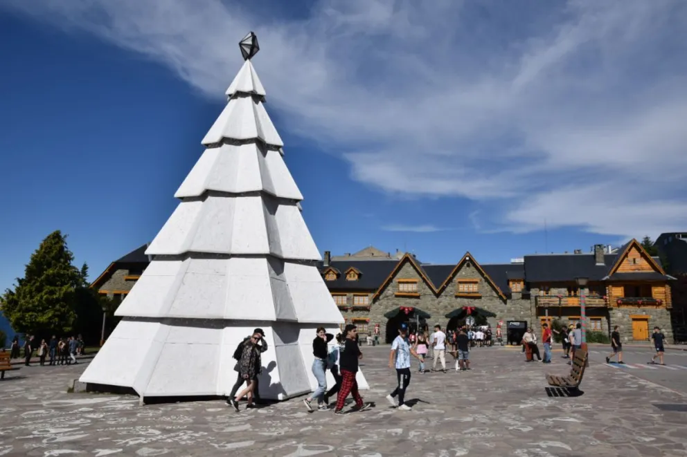Turistas y barilochenses pasearon por el centro en la Nochebuena antes de Navidad