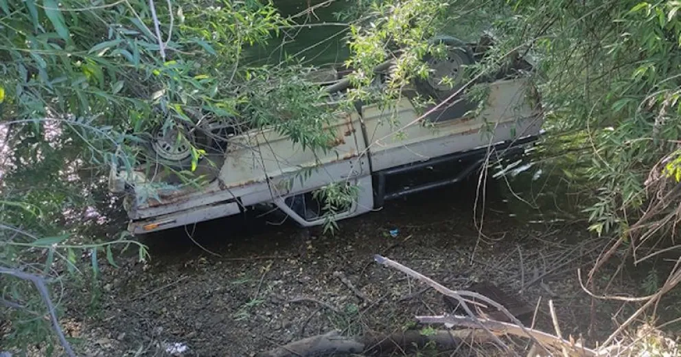 Camioneta con tres jóvenes despistó y volcó  