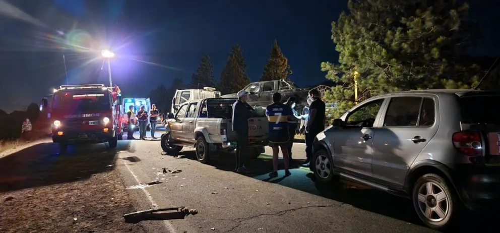 Conductor chocó a dos vehículos que venían de frente y atropelló a un efectivo policial