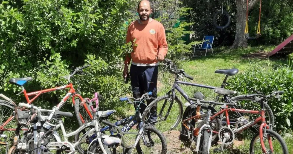 Recicla bicicletas para regalar a chicos que no pueden comprarlas