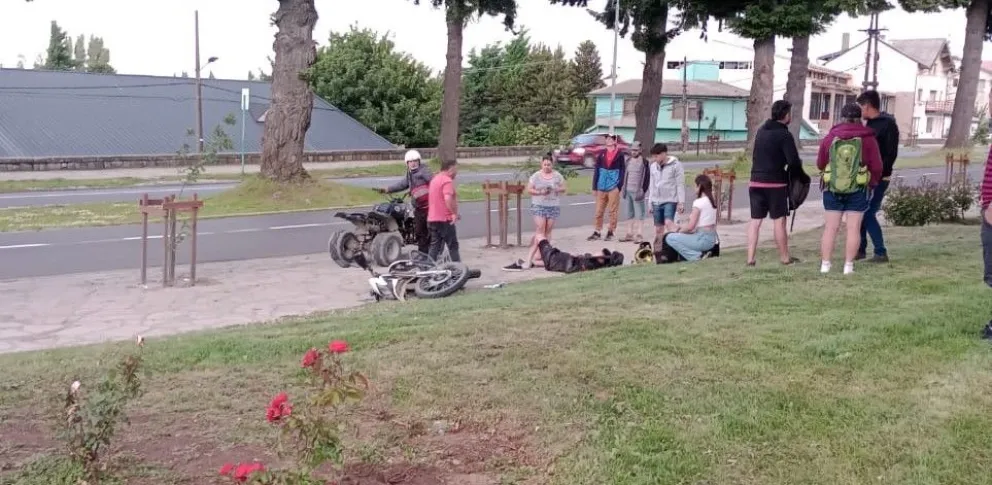 Motociclista resultó herido al colisionar contra un taxi en Costanera