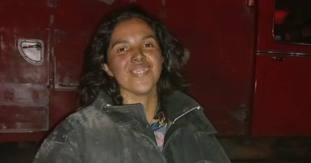 Una bombero rescató a un gato de las llamas y le suministró oxígeno