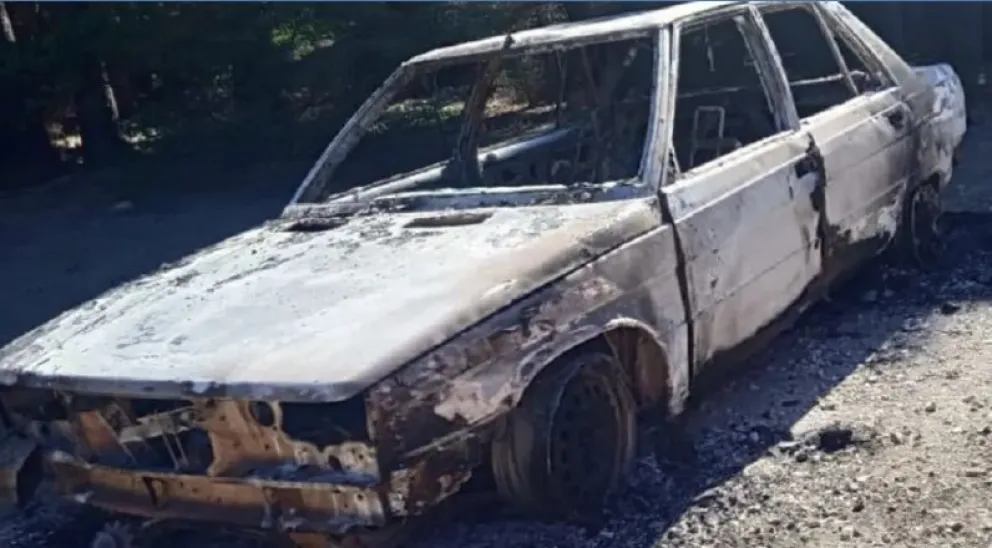 En un confuso episodio, un auto se prendió fuego con un joven en el interior