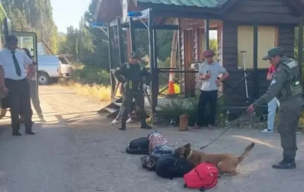 Quiso descartar una mochila cargada con droga pero en el interior estaban los datos del pasaje
