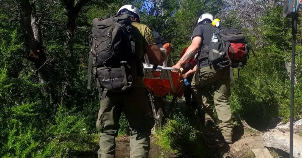 Tuvieron que rescatar a un barilochense que cayó cuando hacía parapente