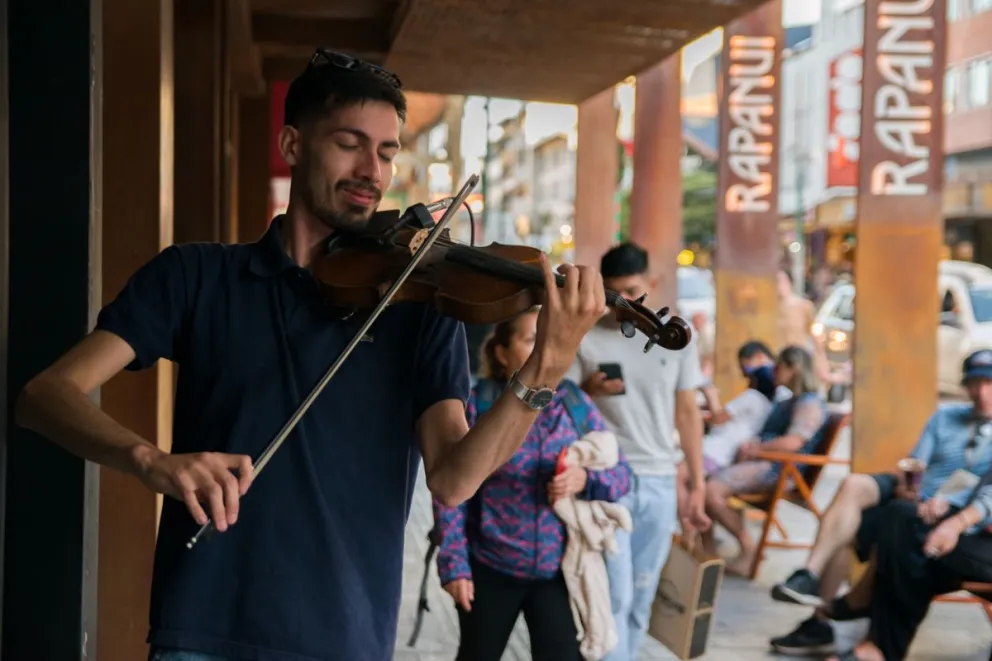 Guillermo Zelaya Cardozo, un violinista que endulza los oídos de los paseantes