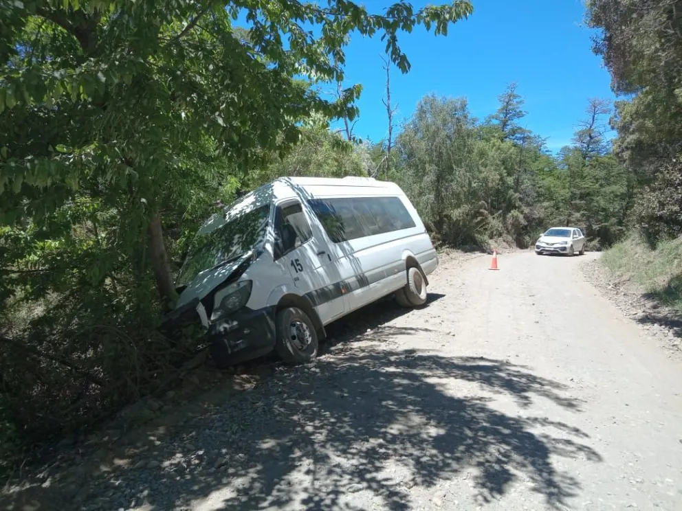 Camioneta con turistas se despistó camino a Tronador y se vivieron momentos de tensión