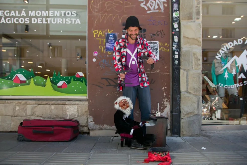 Gustavo, un titiritero suelto en la calle Mitre