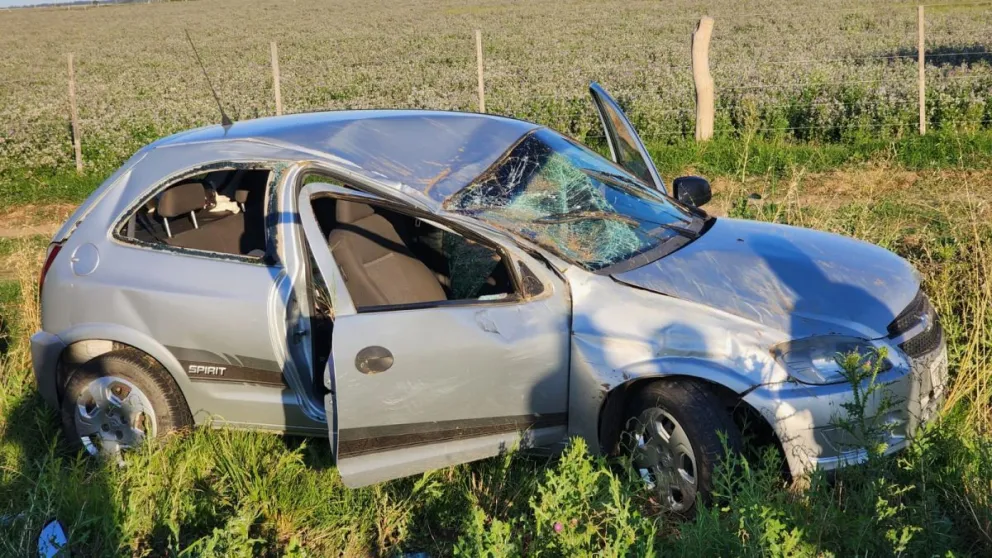 Cuatro personas fueron internadas luego de volcar en la Ruta 7 viniendo a Bariloche 