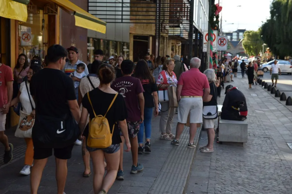El verano llegó para quedarse y así se vive en las calles de Bariloche