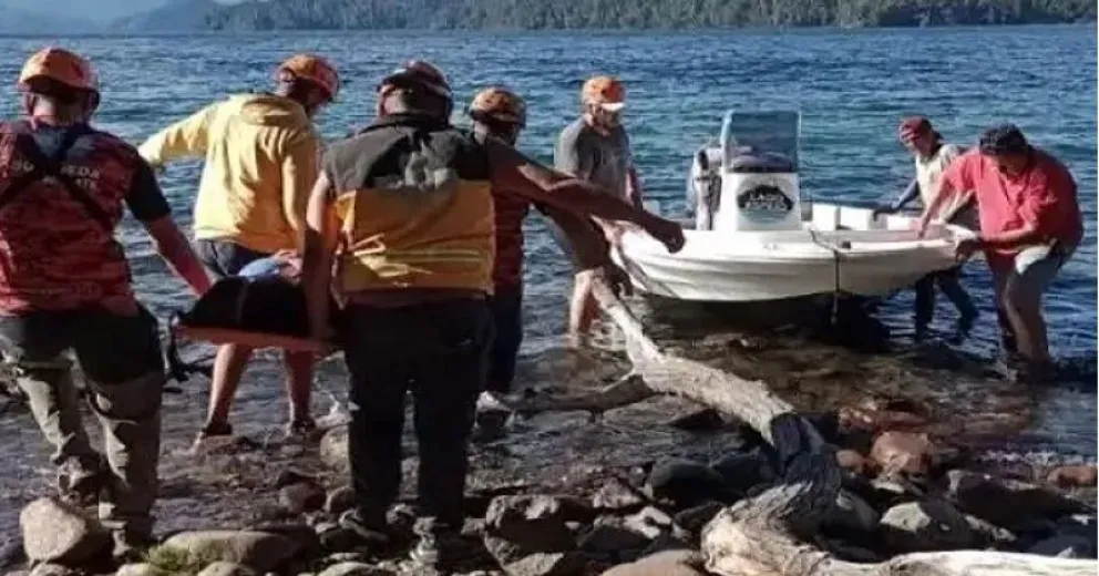 Debieron rescatar a mujer accidentada en una bajada al lago