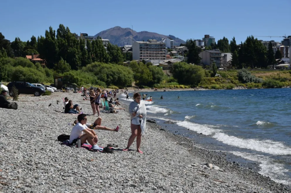 Las playas céntricas de Bariloche, aprovechadas a full por vecinos y turistas