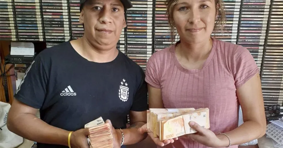 Encontraron dinero en un cajero automático y lo devolvieron