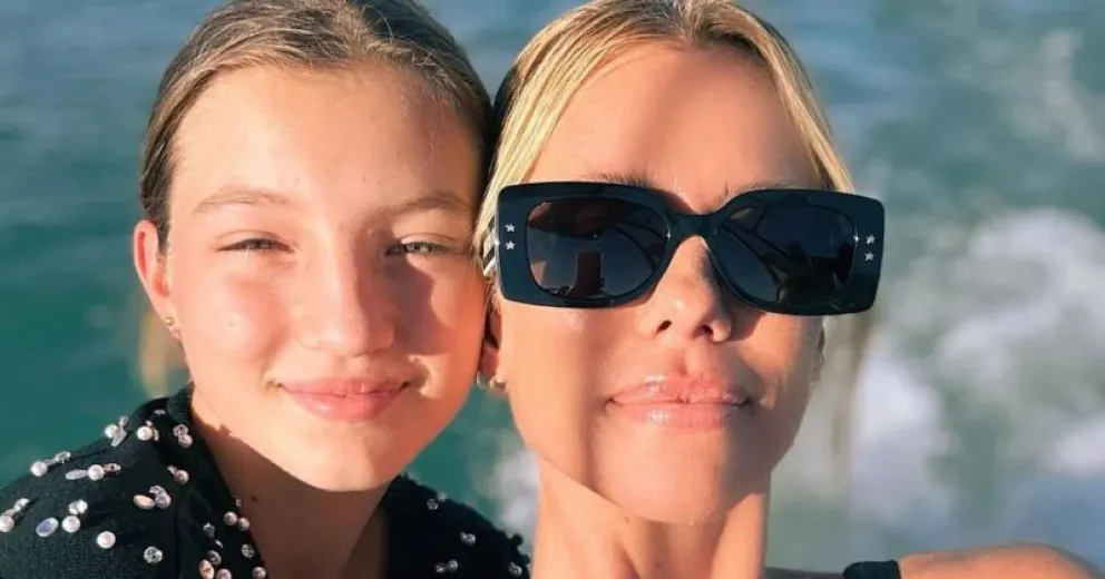 Allegra Cubero posó en la playa y sorprendió a todos por el increíble parecido con Nicole Neumann