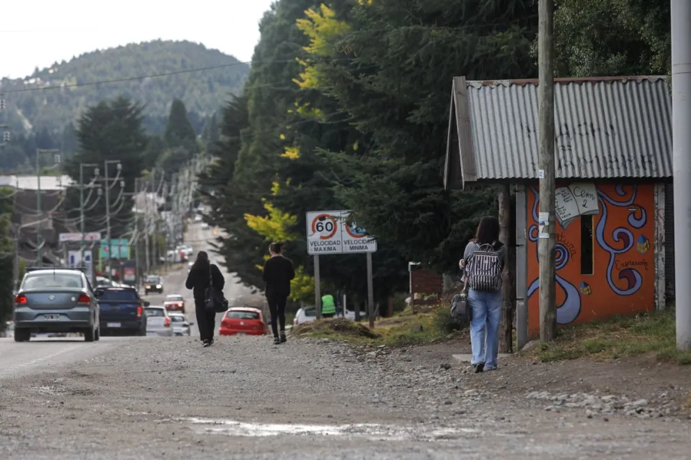 Sin colectivos, así se las ingenian vecinas y vecinos de Bariloche este sábado por la mañana
