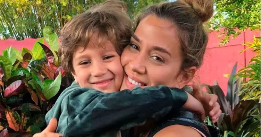 Jimena Barón mostró cómo gana plata su hijo Momo en la playa