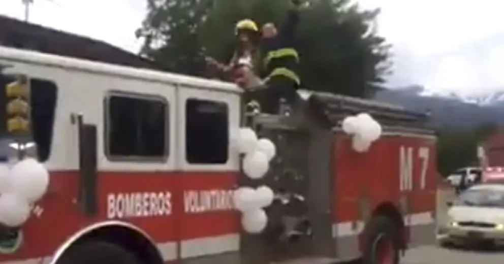 Particular festejo de casamiento de un bombero de El Bolsón