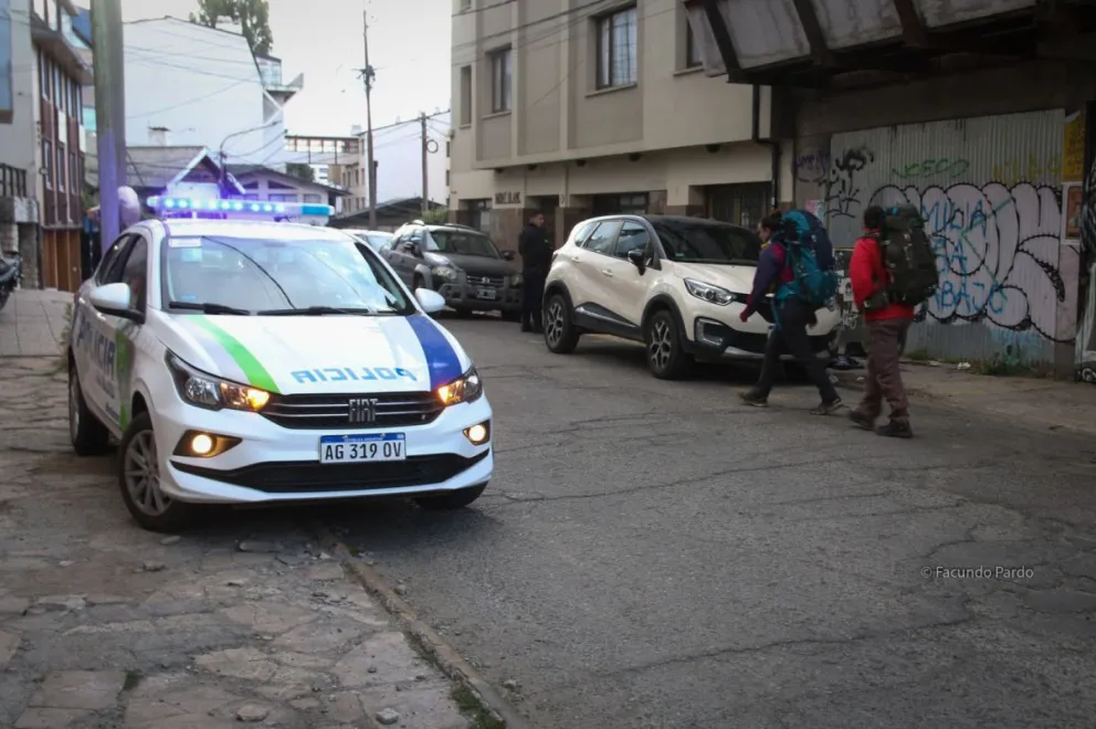 Violenta pelea grupal en calle Juramento terminó con un hombre apuñalado