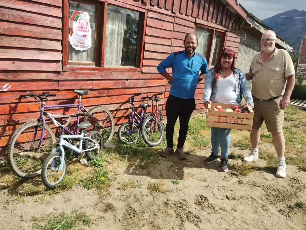 Recicló 28 bicicletas y las regaló en los barrios