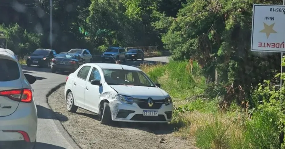 Se registraron serias demoras en Bustillo por accidente entre dos autos
