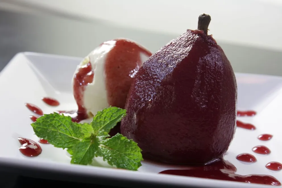 Receta tradicional: peras al vino tinto con canela 