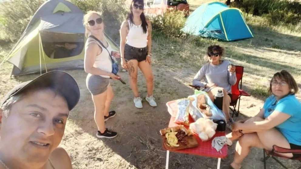 Bomberos de El Maitén estaban de campamento y se tiraron al agua para salvar a dos chicos