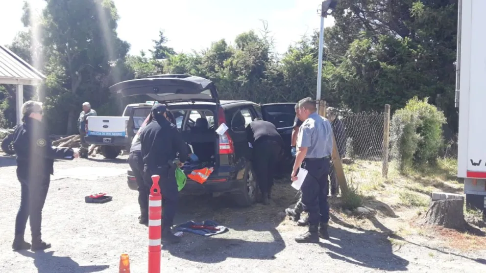 La pareja de ladrones que fue atrapada había sustraído 100 mil pesos de una camioneta