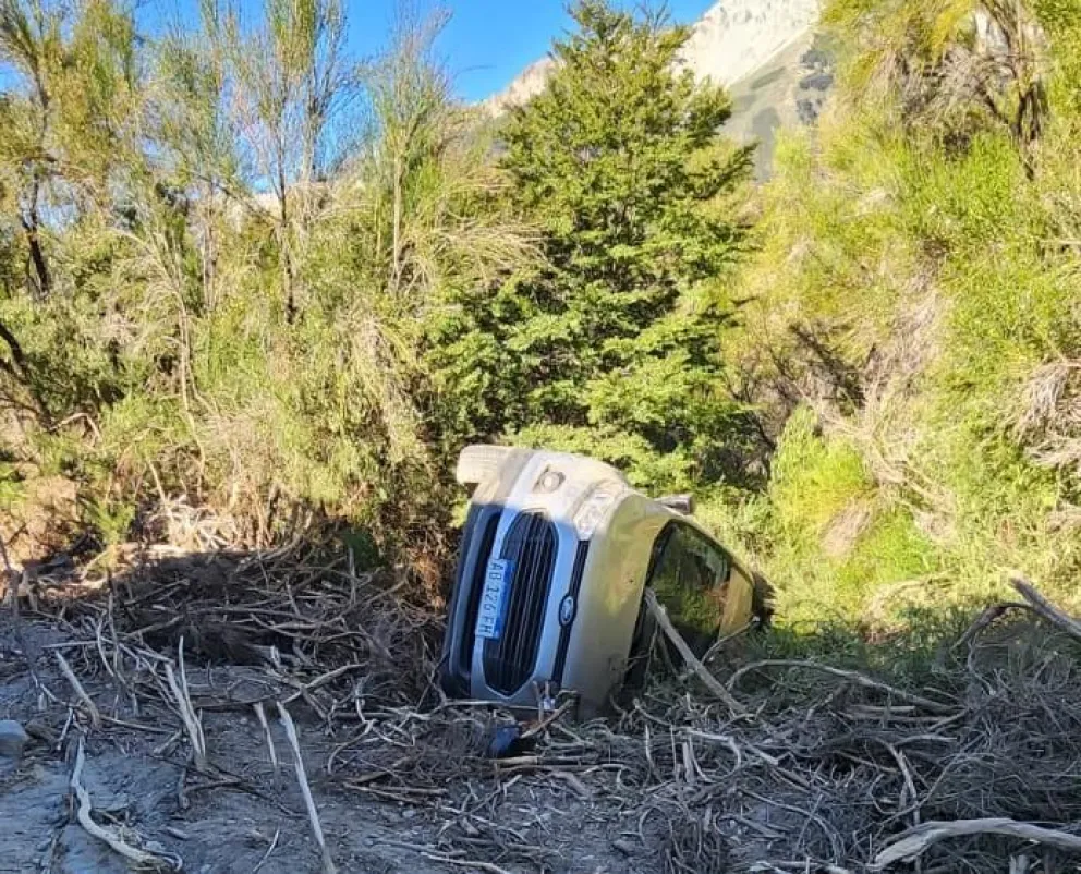 Intentó un sobrepaso en un lugar prohibido, perdió el control y volcó