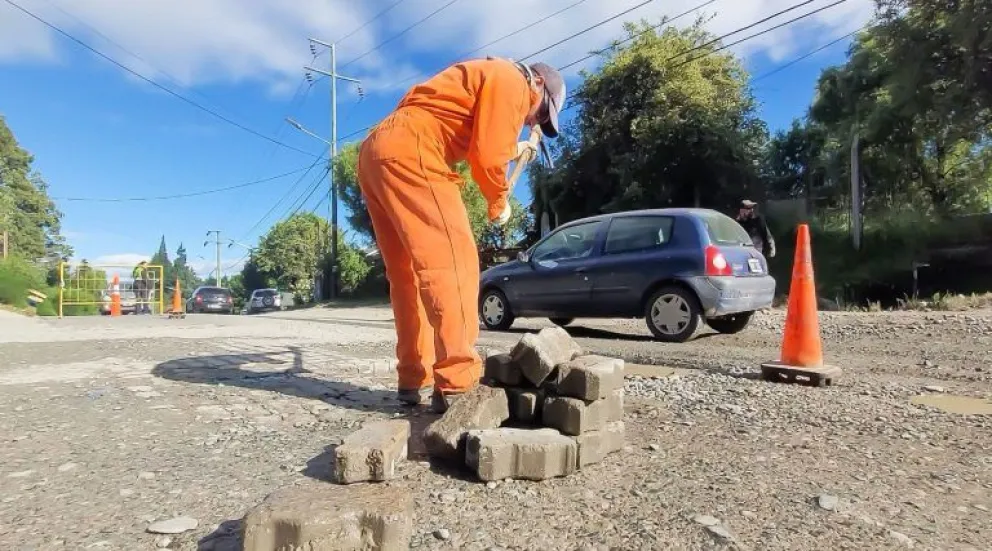 Continúan los trabajos en el kilómetro 5,700 de Avenida de los Pioneros  