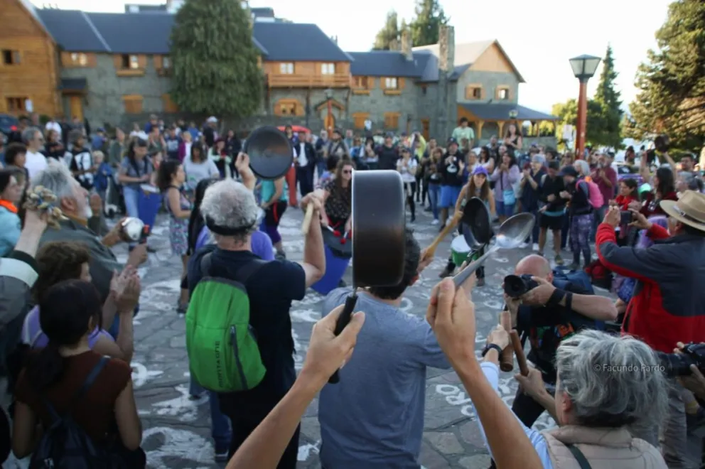 En Bariloche también hubo cacerolazo contra la Ley Ómnibus y el DNU de Milei  