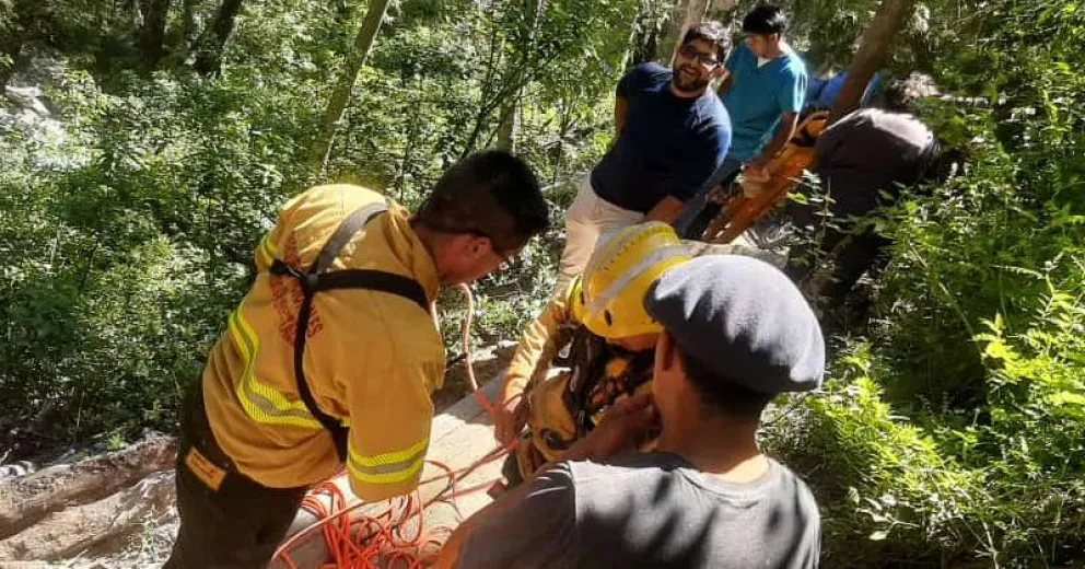 Un turista perdió el equilibrio y cayó por un barranco, debió ser rescatado