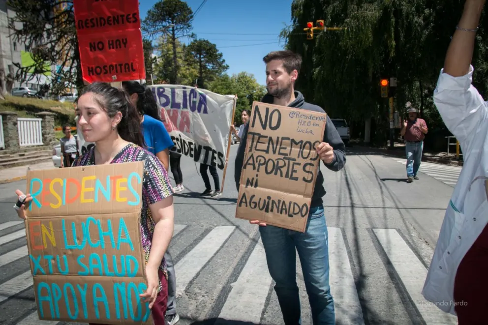 Médicos residentes realizan cortes intermitentes en reclamo de los aguinaldos adeudados