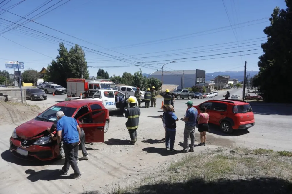 Conductora de un vehículo sufrió golpes al colisionar con otro rodado