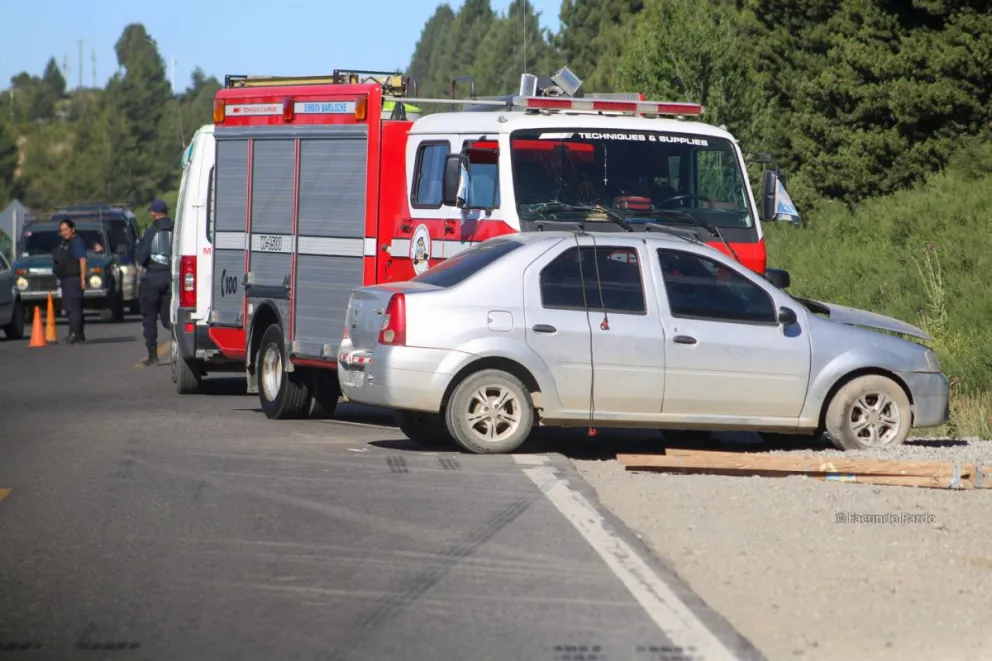 Un camión de Bomberos chocó contra un auto particular a la altura de Arelauquen 
