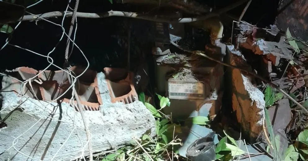 A toda velocidad destruyó el nicho de gas de una casa en calle Nilpi y se dio a la fuga
