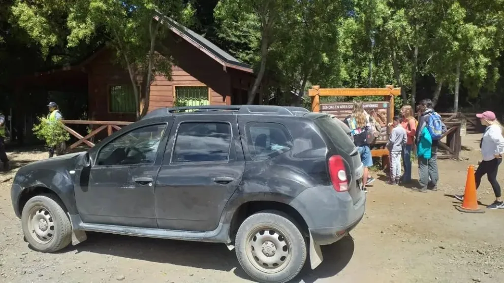 La Seccional Gutiérrez, colapsada de vehículos: demoras por estacionar en lugares prohibidos