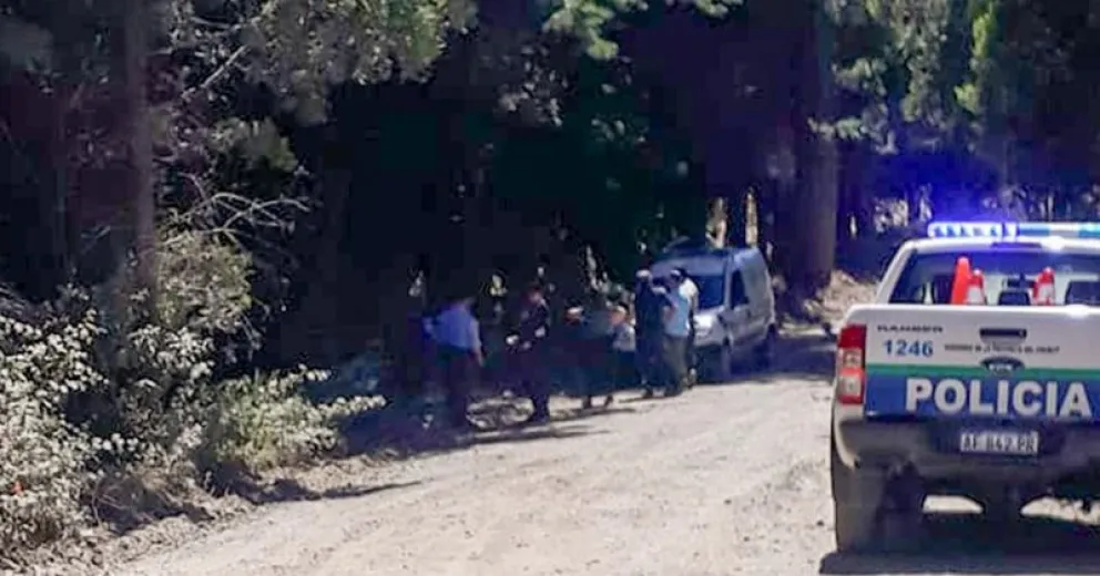 Turista murió tras caer de su bicicleta y golpear contra un tronco