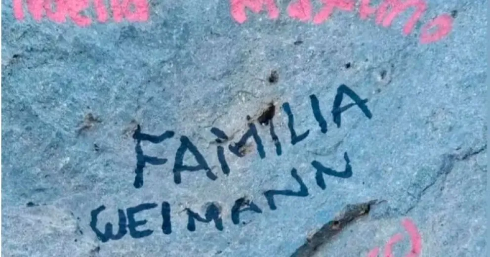 Una familia firmó con marcador una roca pero regresó a limpiarla