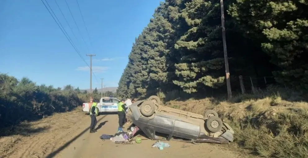 Perdió el control del auto y volcó en una calle de tierra: su esposa embarazada y cuatro menores con heridas leves