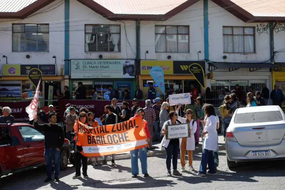 Concentración en el Centro Administrativo: "Los trabajadores no sobran y no queremos pagar el ajuste"