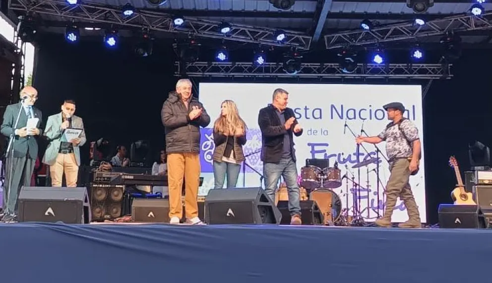 El intendente Walter Cortés estuvo presente en la Fiesta de la Fruta Fina 