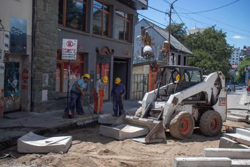 Precaución por trabajos de repavimentación en calle Juramento