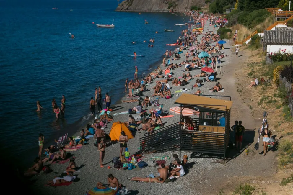 El verano explota en Bariloche y así se disfrutó ayer en Playa Bonita