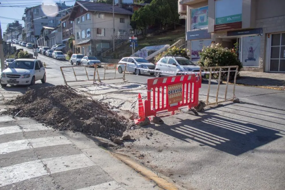 Arreglaron un bache de calle Mitre 
